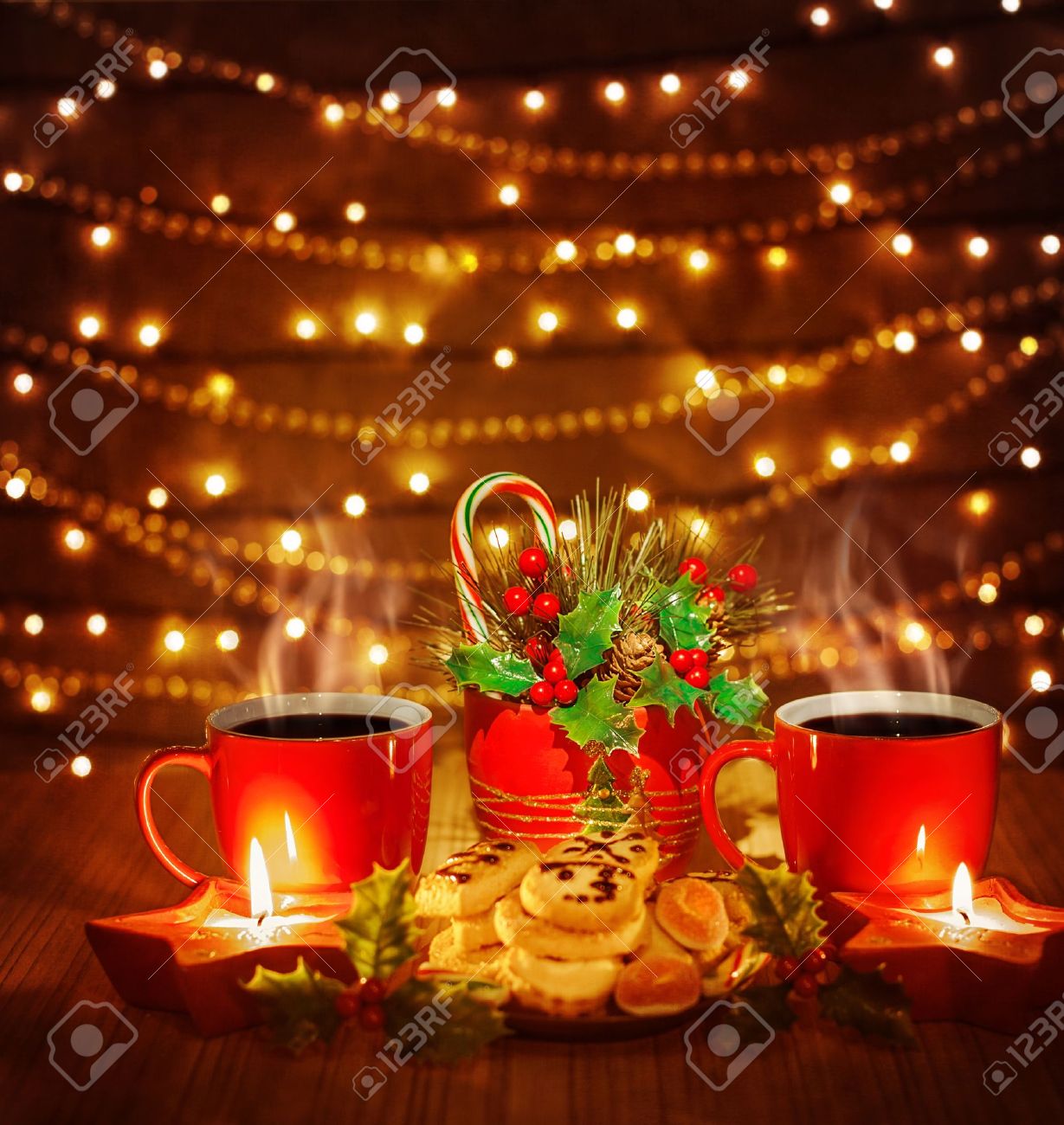 Immagini Belle Natale.Immagini Stock Foto Di Belle Natale Still Life Tazze Di Te Rosso Con Gustosi Biscotti Fatti In Casa E Candele Sul Tavolo In Legno Su Sfondo Marrone Lucido Ghirlanda Elettrica Incandescente
