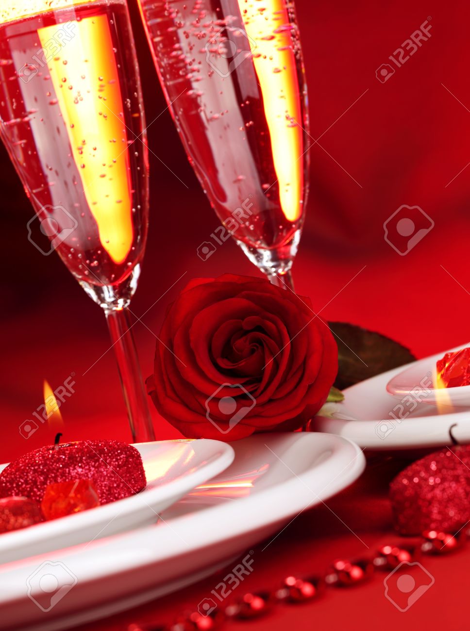 Bild Der Schonen Valentinstag Abendessen Stillleben Zwei Glaser Fur Champagner Alkohol Romantische Getrank Sekt Rote Rose Und Kerze Festlich Gedeckten Tisch Liebe Konzept Lizenzfreie Fotos Bilder Und Stock Fotografie Image 17729657