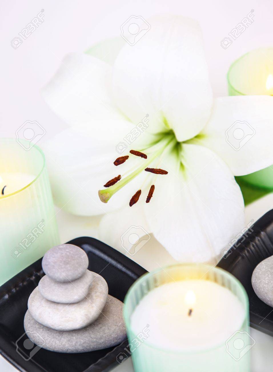 白いユリの花 小石石 アロマキャンドル スパ静物 スパ サロンの装飾 平和 瞑想 薬草マッサージ 愛子を楽しむ禅バランスのクローズ アップの写真 の写真素材 画像素材 Image