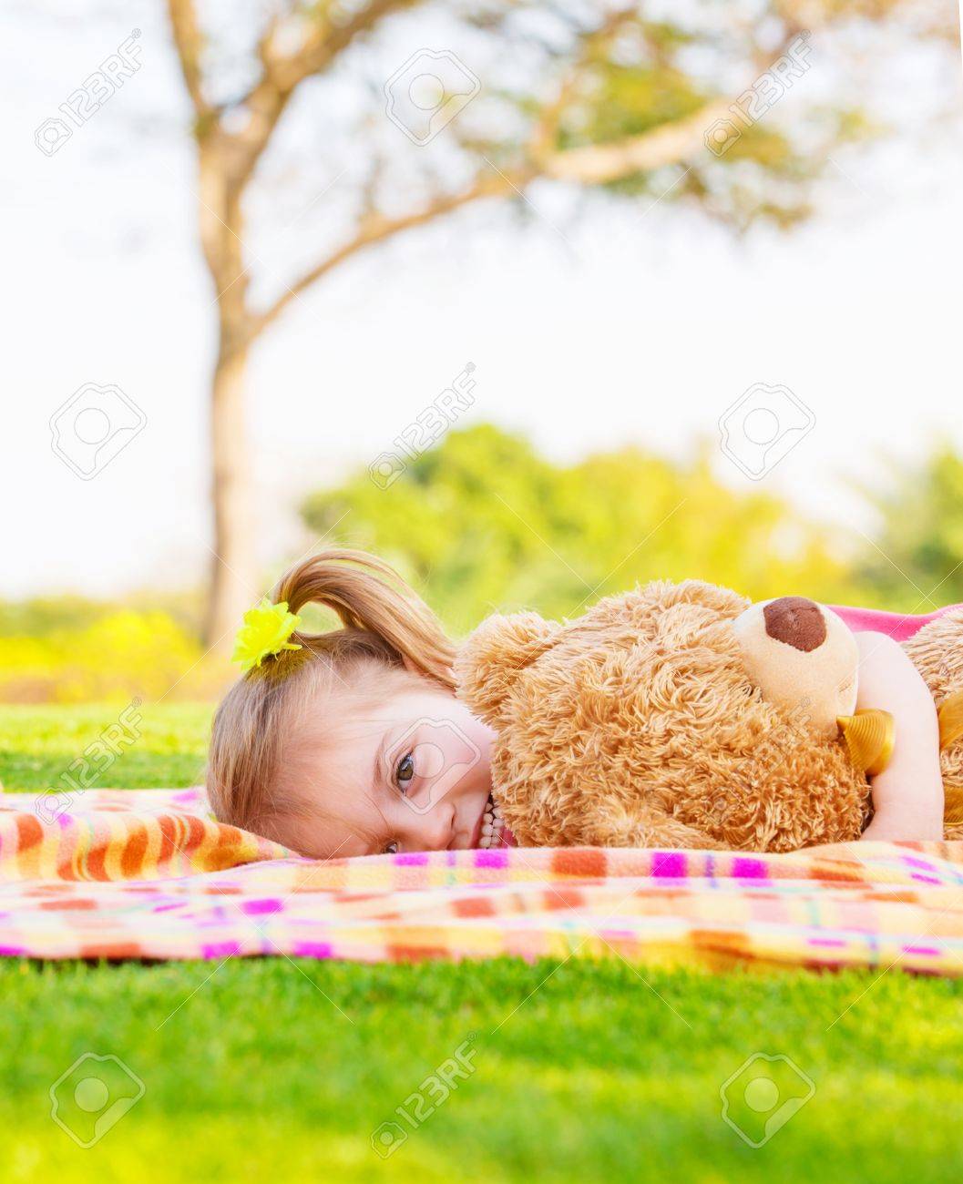 Adorable Enfant Reposant Sur Cour Au Printemps Bebe Fille Fixant Sur Le Champ Vert Avec Ours En Peluche S Amuser En Plein Air Le Concept Enfance Heureuse Banque D Images Et Photos Libres De