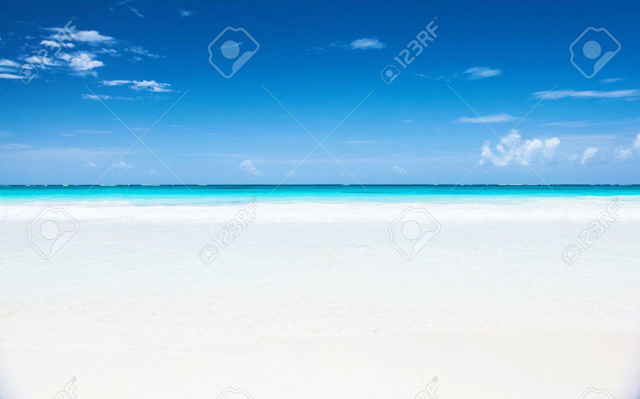 美しい海の景色 きれいな白い砂浜のビーチ 青空 静かなターコイズ ブルーの海 豪華なトロピカル リゾート ロマンチックな新婚旅行 夏の休日の概念 の写真素材 画像素材 Image