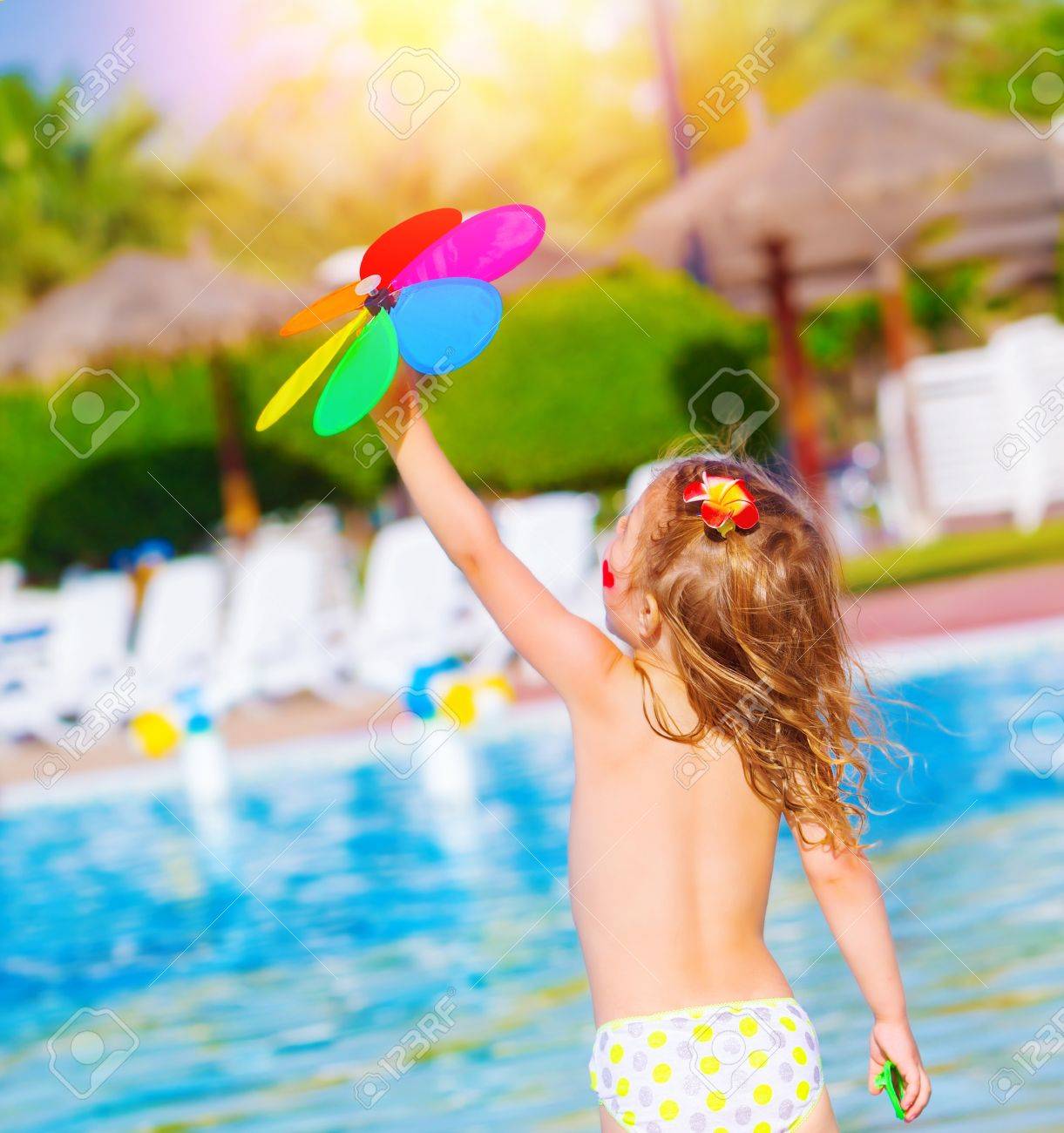 Petit Bebe De S Amuser Dans Parc Aquatique Un Jeu D Enfant Avec Des Jouets Doux De Fleurs Colorees Profitant Des Vacances D Ete Se Reposant Pres De La Piscine Banque D Images Et Photos Libres