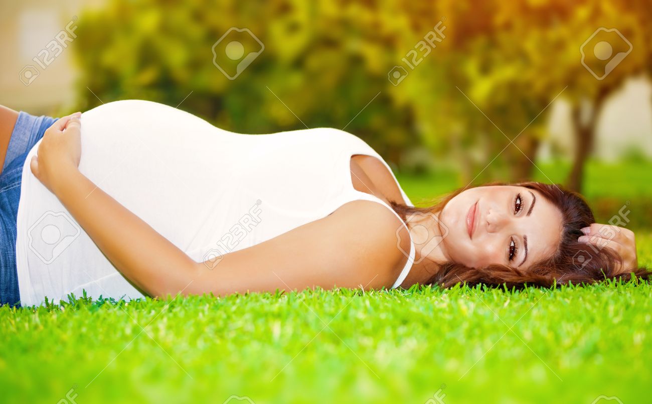 Immagini Stock - Carino Donna Incinta Sdraiata Sul Prato Verde Fresco Sul  Cortile, Felice Paternità, Gravidanza Sana, Stagione Primaverile. Image  26091563