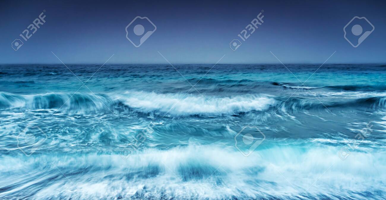 View from the rear of moving speedboat, image size:1300x673