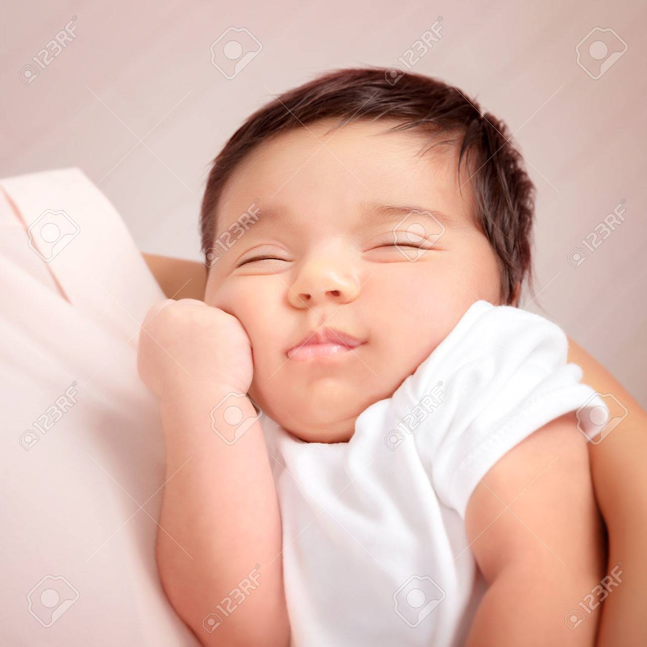 Portrait Of Adorable Dormir Arabe Enfant Meres Mains Petit Bebe Innocent La Paix Et Le Concept De L Harmonie Banque D Images Et Photos Libres De Droits Image