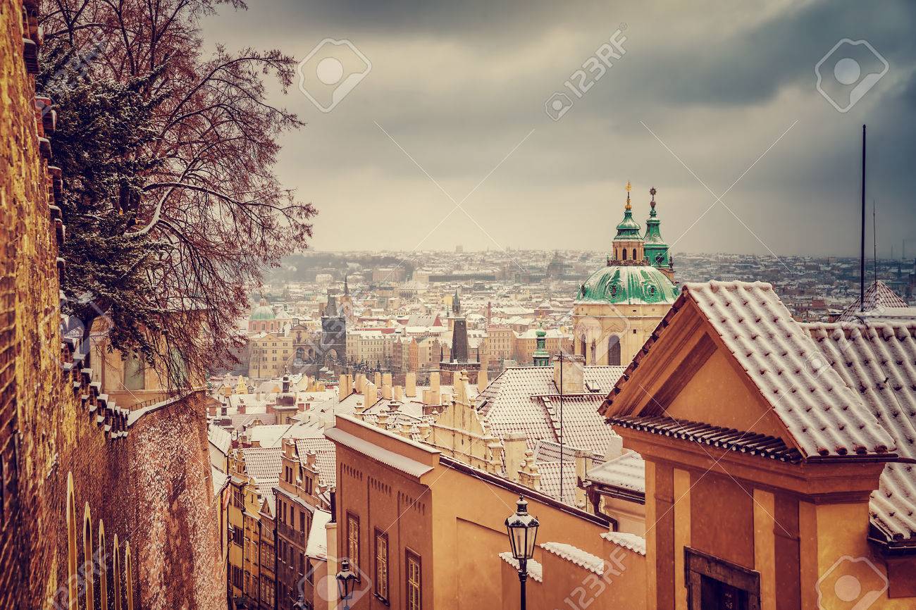 バロック式様式 冬の素晴らしいビンテージ景観のプラハ チェコ共和国 美しいアーキテクチャ で集った教会 の写真素材 画像素材 Image