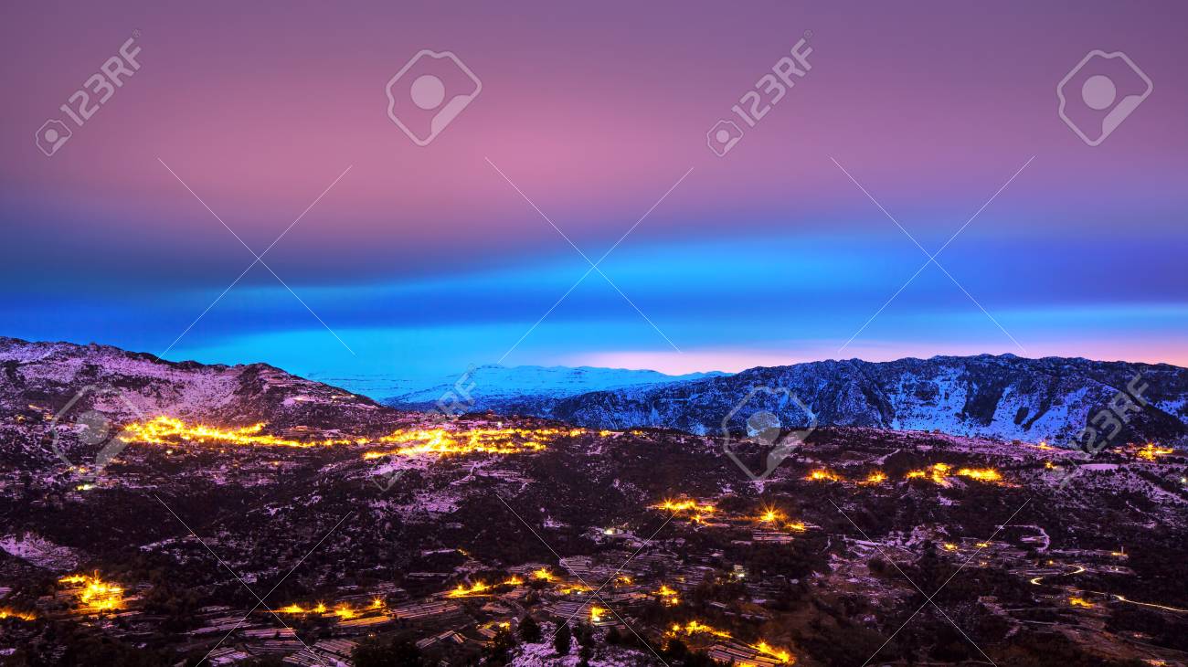 Belle montagne paesaggio, incredibile rosa e cielo blu sopra di ... Immagini invernali belle