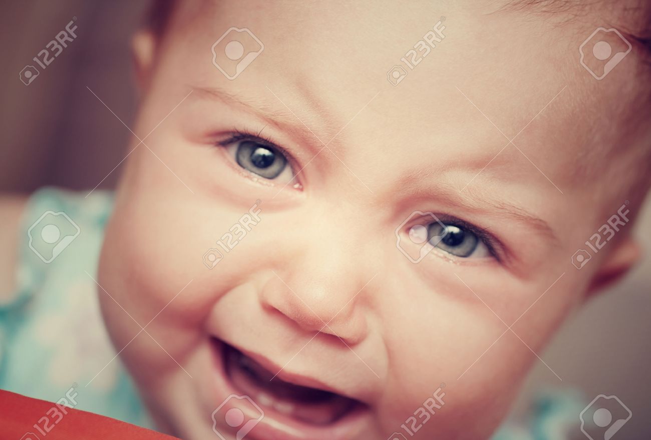 Gros Plan Portrait De Style Vintage D Un Bebe Qui Pleure Tres Triste Petit Enfant Mignon De Mauvaise Humeur Expression Du Visage Le Comportement De Pleurnicher Le Concept D Enfance Malheureuse Banque D Images Et