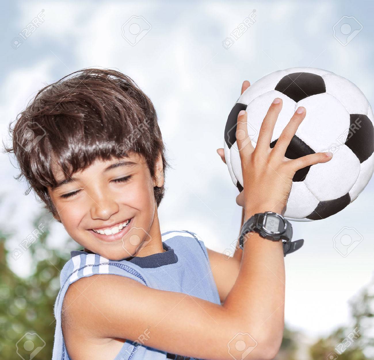 アクティブな幸せな少年運動 楽しんで 屋外サッカーをして陽気な夏のキャンプ キャッチ ボール サッカーのチームで最高のゴールキーパー の写真素材 画像素材 Image