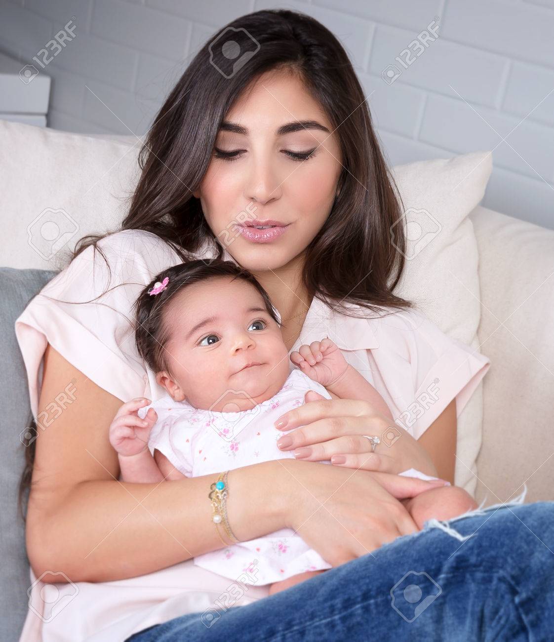 Portrait Gros Plan De La Belle Mere Avec Sa Fille Nouveau Ne Brune Mignon De Detente Sur Le Canape A La Maison Heureux Jeune Famille Arabe Banque D Images Et Photos Libres De Droits Image