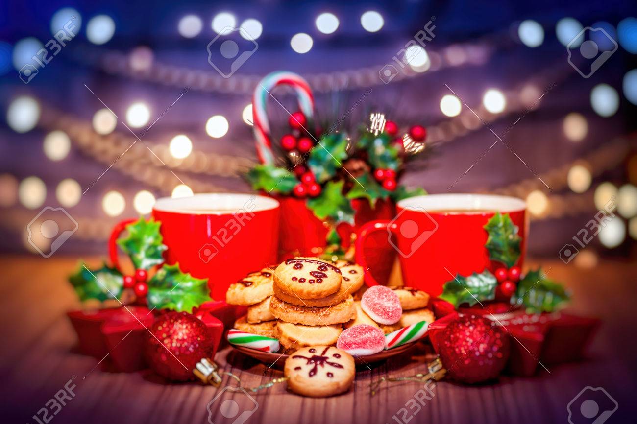 Biscotti Di Natale Panpepato.Immagini Stock Biscotti Di Natale Caffe Caldo Gustoso E Panpepato In Casa Decorata Con Santa Bacche E Giocattoli Di Festa Sul Tavolo Su Sfondo Della Parete Bella Decorate Con Ghirlanda Incandescente