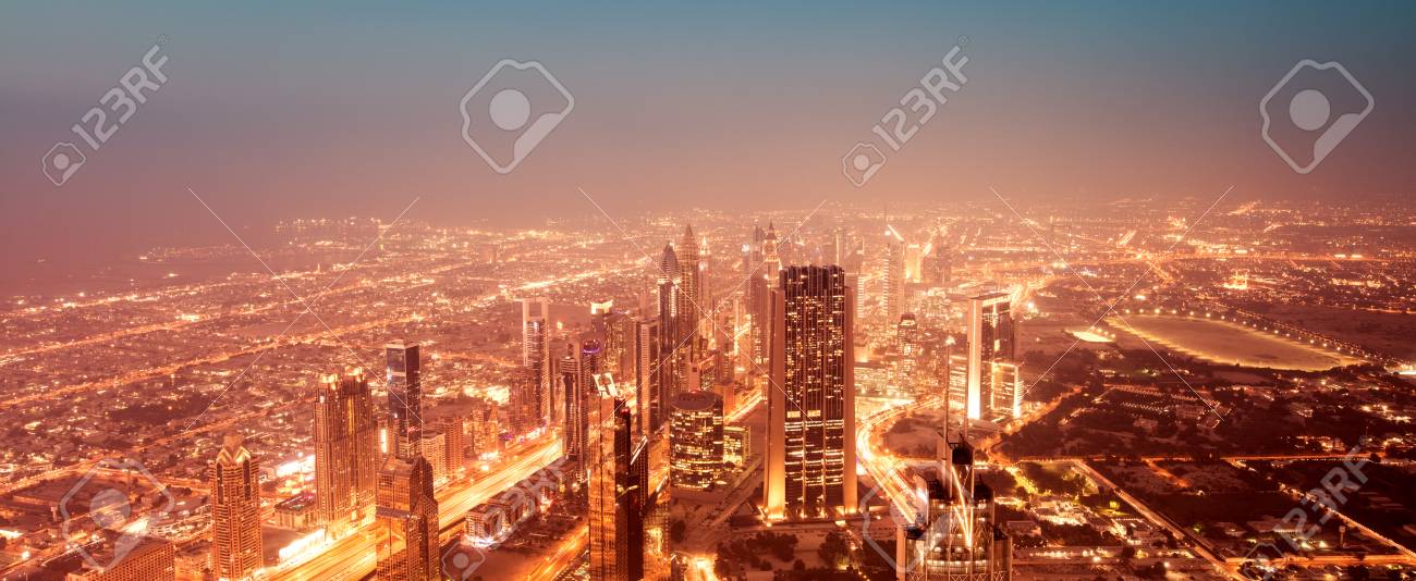 美しい夜のドバイの都市景観 驚くほど輝く夜の街の高級 高価な生活 ビジネス旅行 アラブ首長国連邦の中心地のパノラマの景色 の写真素材 画像素材 Image 71442308