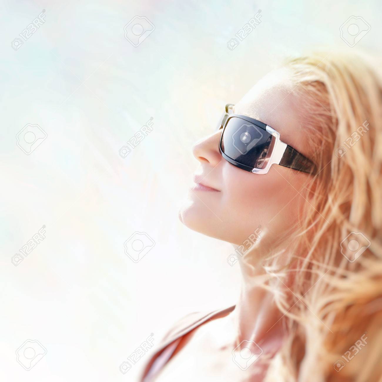 Chicas Rubias Con Gafas De Sol Online Offers, 49% OFF |