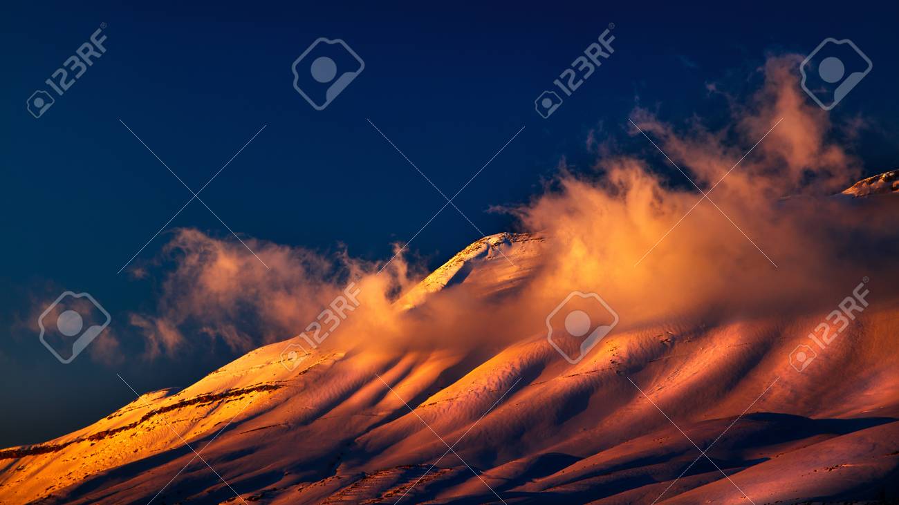 Belo Por Do Sol Sobre As Montanhas Nevadas Paisagem De Montanhas De Cedro Grande Montanha Coberta De Neve Na Luz Do Sol Amarelo Brilhante Incrivel Natureza Do Libano Fotos Retratos Imagenes Y