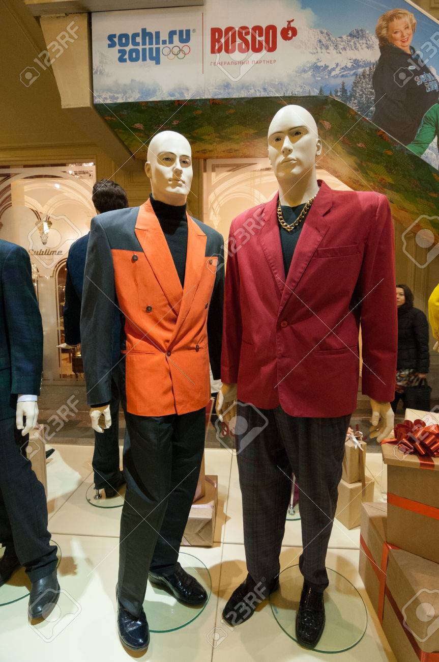 90 年代 世紀ロシアのファッション モスクワ ガムに表示されるピンクのジャケットを着用するために使用ロシアのクールな若い男性ストアします の写真素材 画像素材 Image