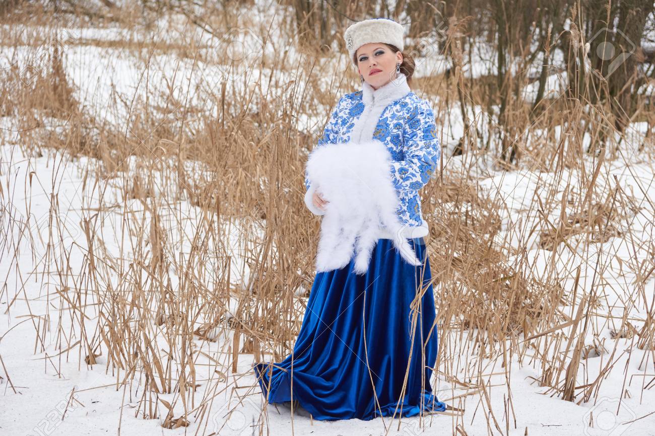 冬の牧草地で伝統的なロシア服ロシアの若い女性 の写真素材 画像素材 Image 冬の牧草地で伝統的なロシア服ロシアの若い女性 の写真素材 画像素材 Image