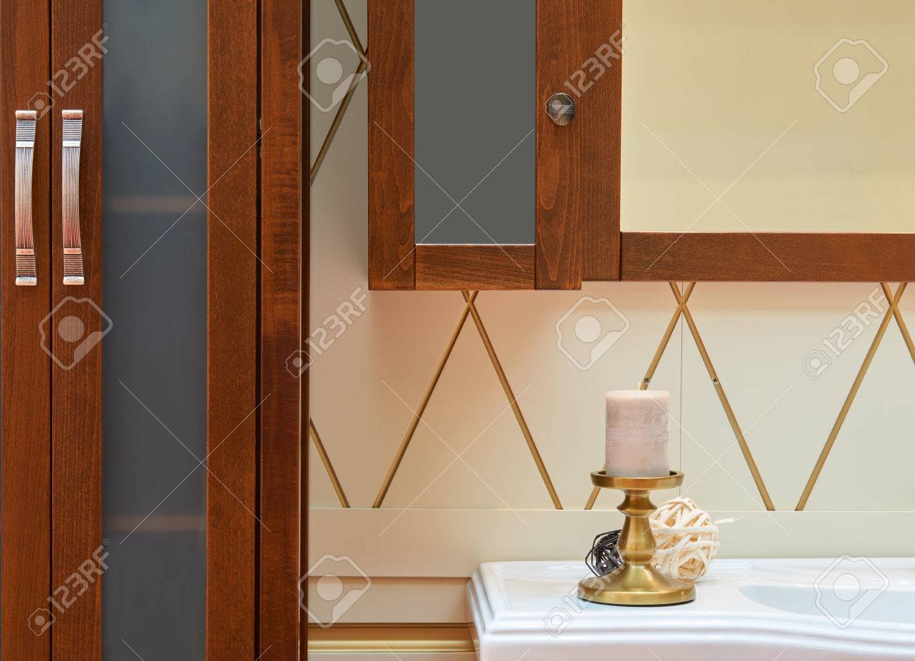 Rincón Del Cuarto De Baño Con Muebles De Madera, Lavabo Empotrado ... Rincón Del Cuarto De Baño Con Muebles De Madera, Lavabo Empotrado ...