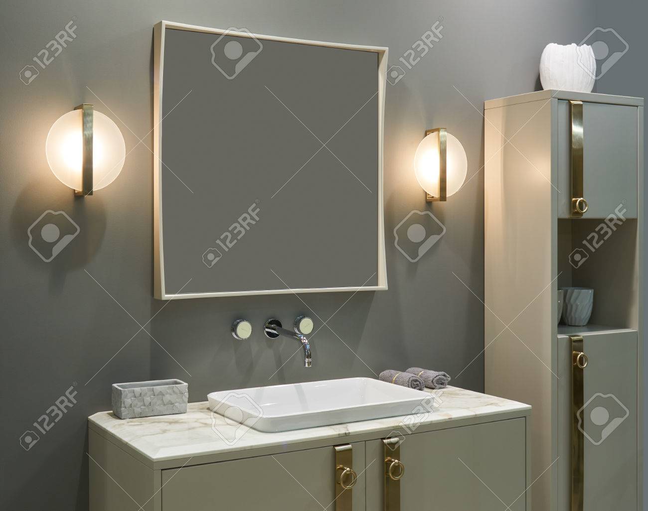 Cuarto De Baño Interior De Lujo: Mezclador De Pared, Lavabo ... Cuarto De Baño Interior De Lujo: Mezclador De Pared, Lavabo ...