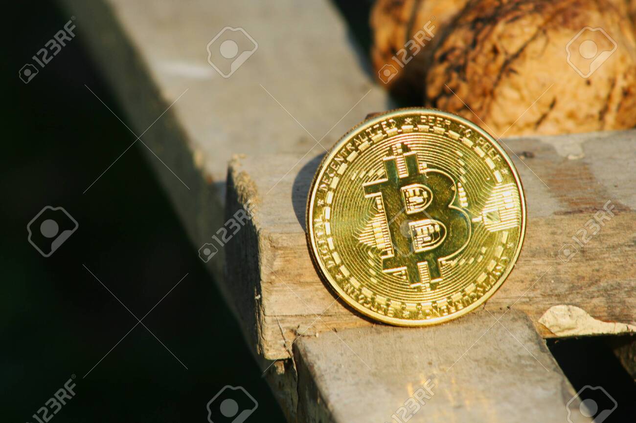 비트코인 가격의 급격한 상승. 태양 플레어가 있는 황금 비트코인 복제본 스택. 비즈니스 및 금융 개념입니다. 로열티 무료 사진, 그림,  이미지 그리고 스톡포토그래피. Image 133322091