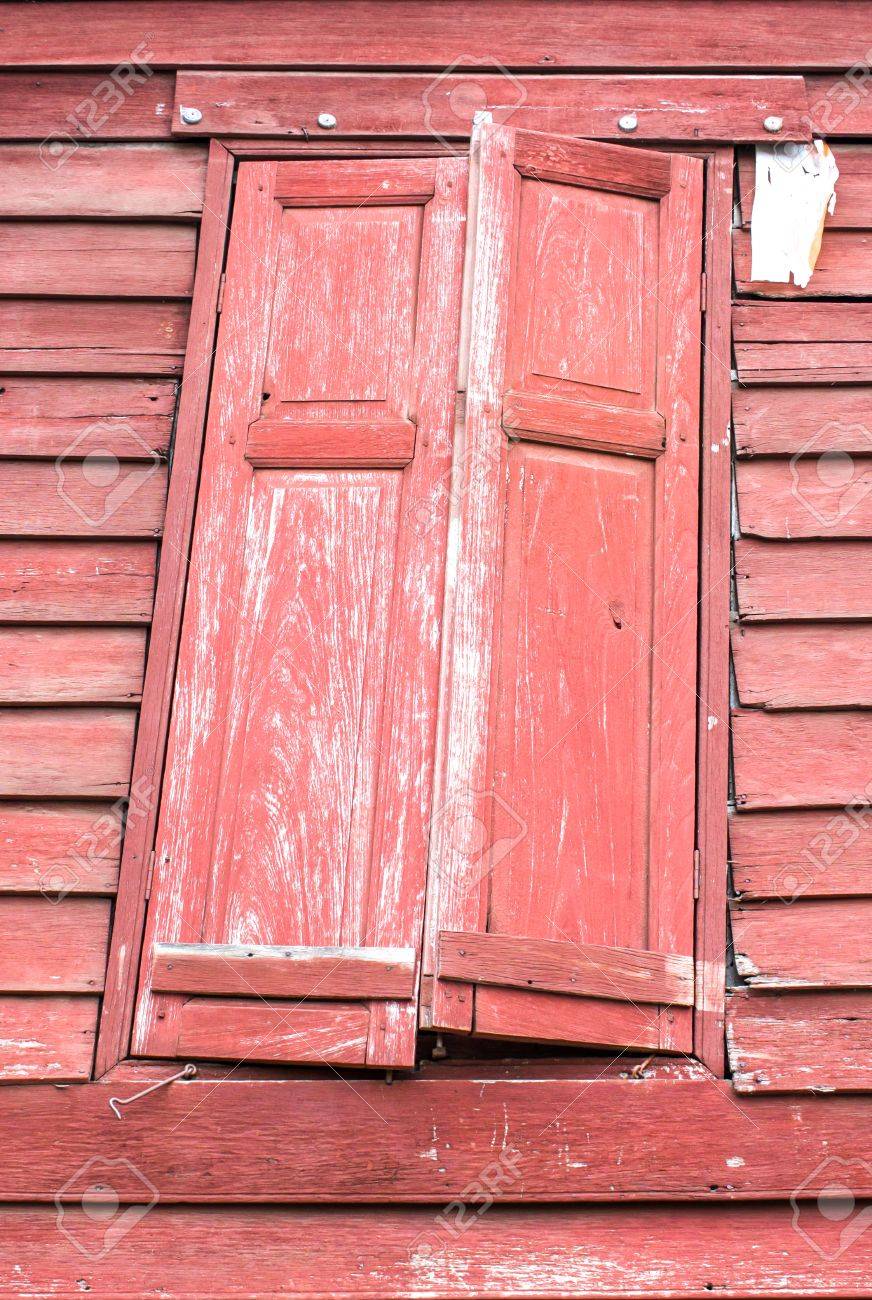 緑と木の窓枠 の写真素材 画像素材 Image