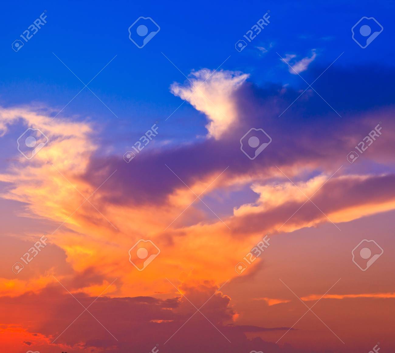 夕焼け空と雲自然の背景 の写真素材 画像素材 Image 夕焼け空と雲自然の背景 の写真素材 画像素材 Image