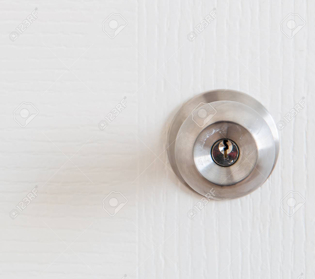 白いドアに金属のノブ ドアノブ ボール ラウンド ステンレス鋼鋼の詳細 の写真素材 画像素材 Image