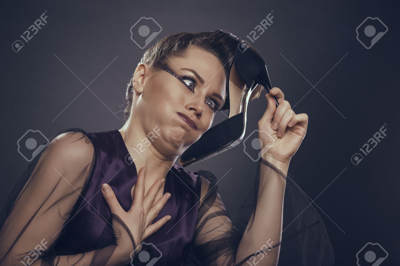 サテンのランジェリーの派手な女は 彼女の黒のハイヒールの靴の臭い匂いでうんざり 履物悪い衛生状態 臭い靴 の写真素材 画像素材 Image