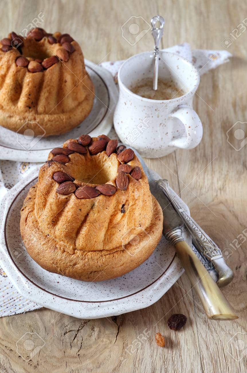 Banque d\u0027images , Pâtisserie alsacienne traditionnelle kouglof avec des raisins secs et des amandes