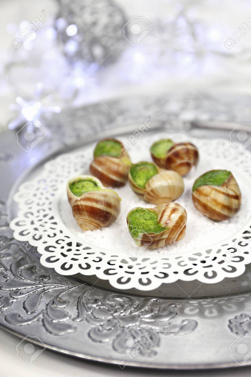 伝統的なフランス料理 カタツムリ ソース ブルゴーニュとクリスマスの装飾 の写真素材 画像素材 Image 伝統的なフランス料理 カタツムリ ソース ブルゴーニュとクリスマスの装飾 の写真素材 画像素材 Image