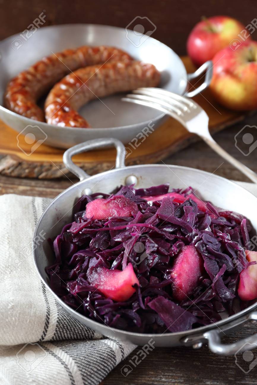 スパイスとリンゴの煮込み赤キャベツ 揚げソーセージの付け合わせ の写真素材 画像素材 Image