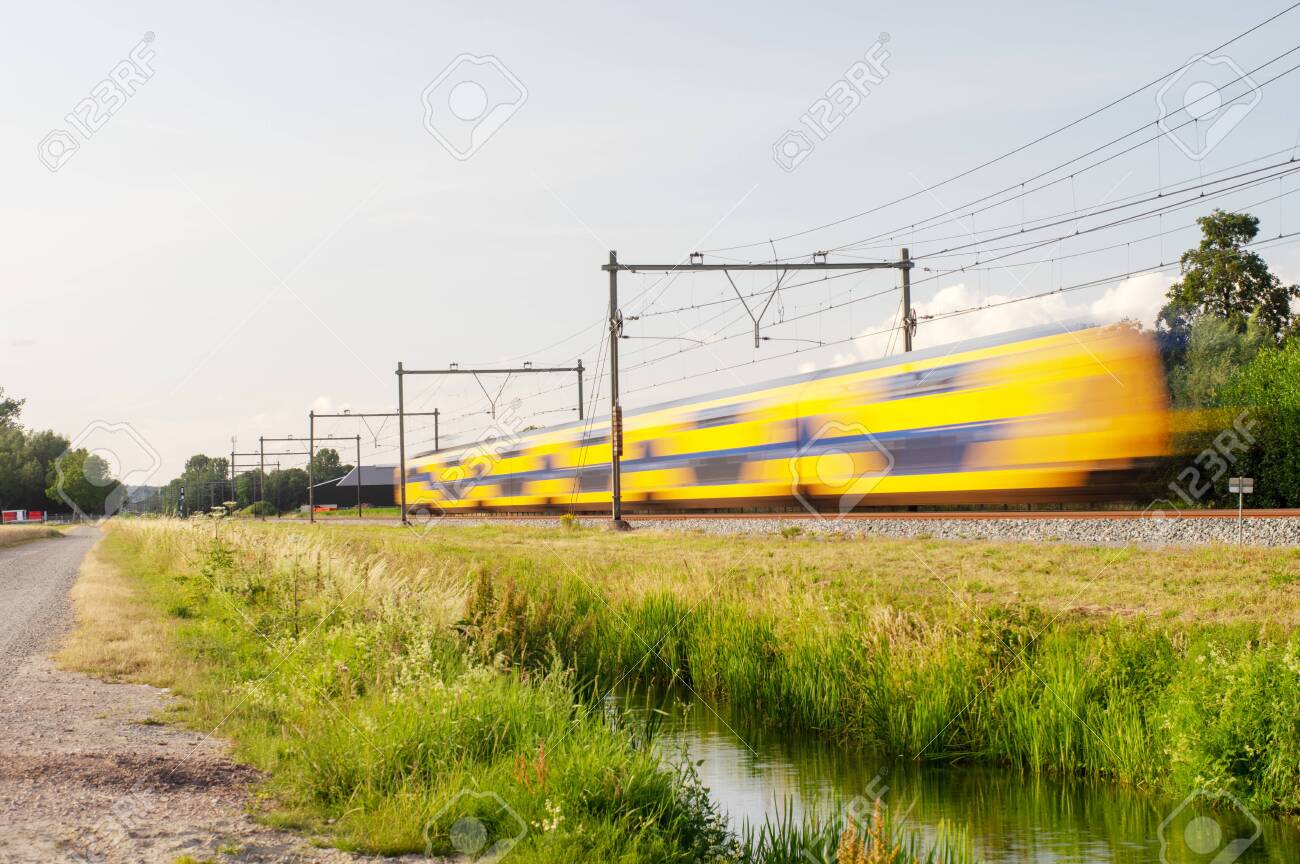 電車　露出 長い露出とスピードとオランダの鉄道列車。の写真素材・画像素材 Image 144080833