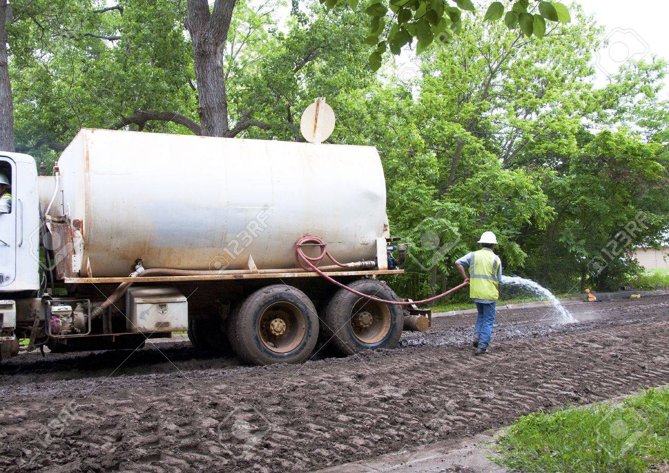 previews.123rf.com/images/photosrus/photosrus0905/photosrus090500002/4810845-Man-watering-the-dirt-in-the-road-prior-to-grading-and-compacting-Stock-Photo.jpg