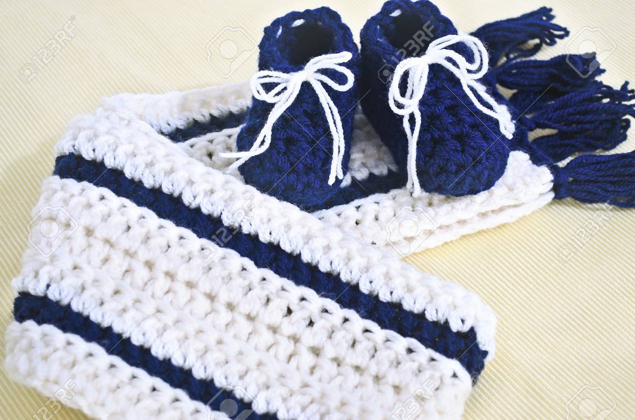 Baby Shower Cadeau Chaussures Crochet Bebe Garcon Et Echarpe Banque D Images Et Photos Libres De Droits Image