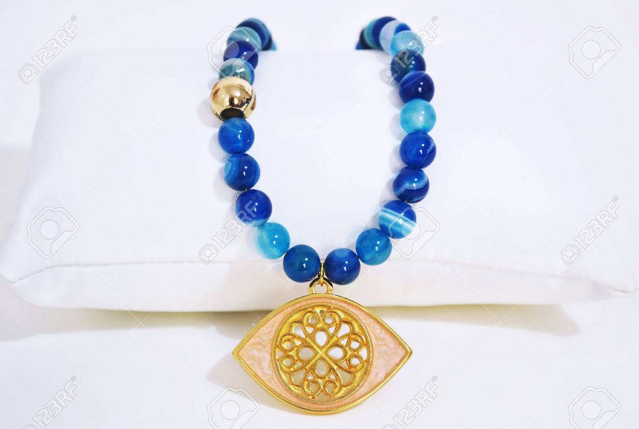 Collar De Piedras De ágata Azul Con El Mal De Ojo De Oro Bizantino Retratos, Imágenes Y Fotografía De Archivo Libres De Derecho. Image