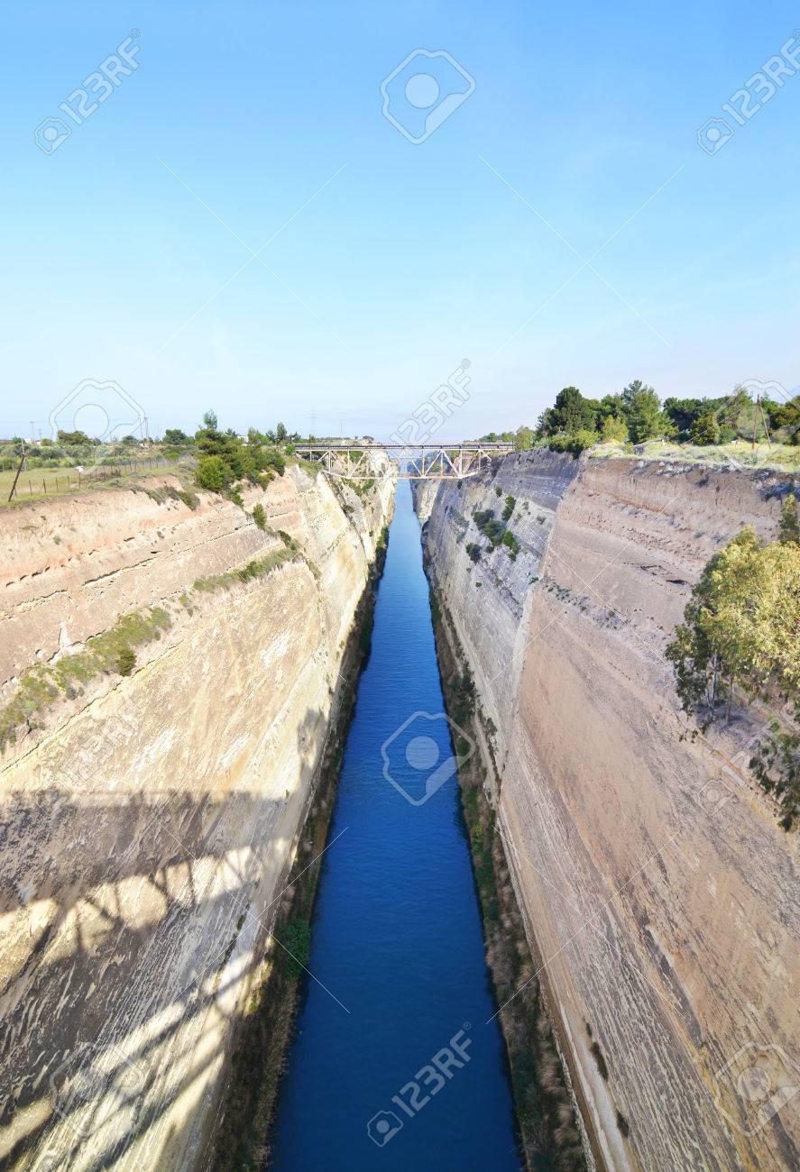 コリントス地峡 コリントス運河サロニコス湾とコリント湾を接続します の写真素材 画像素材 Image