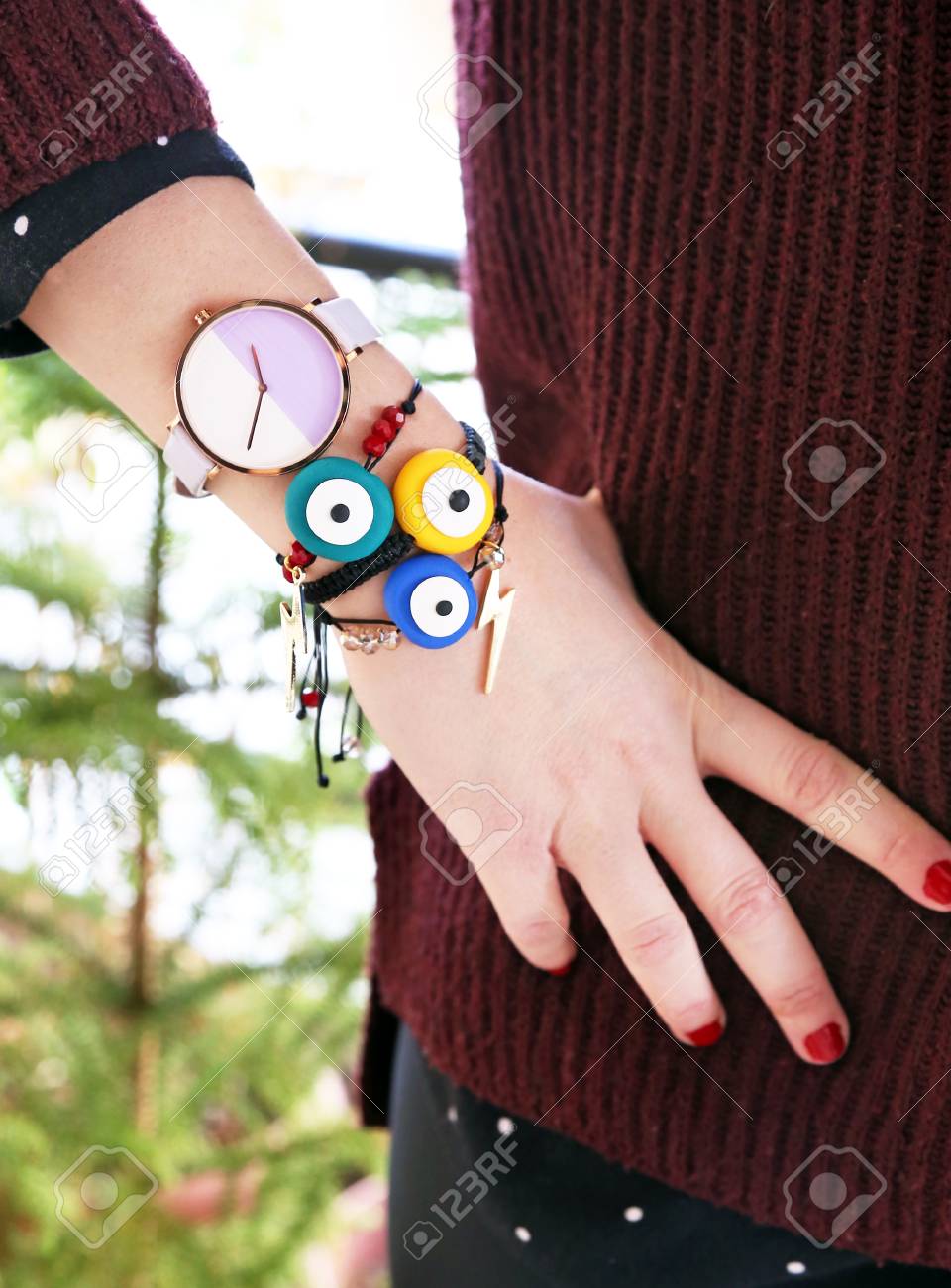 di alta qualità shopping prezzo interessante Immagini Stock - Mano Di Donna Che Indossa Braccialetti Alla Moda ... di alta qualità shopping prezzo interessante Immagini Stock - Mano Di Donna Che Indossa Braccialetti Alla Moda ...