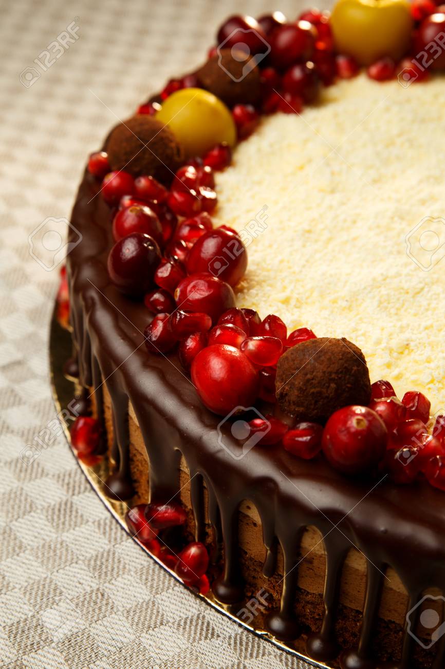 Triple Gateau Au Chocolat Decore De Grenade De Canneberges Et De Petites Pommes Banque D Images Et Photos Libres De Droits Image