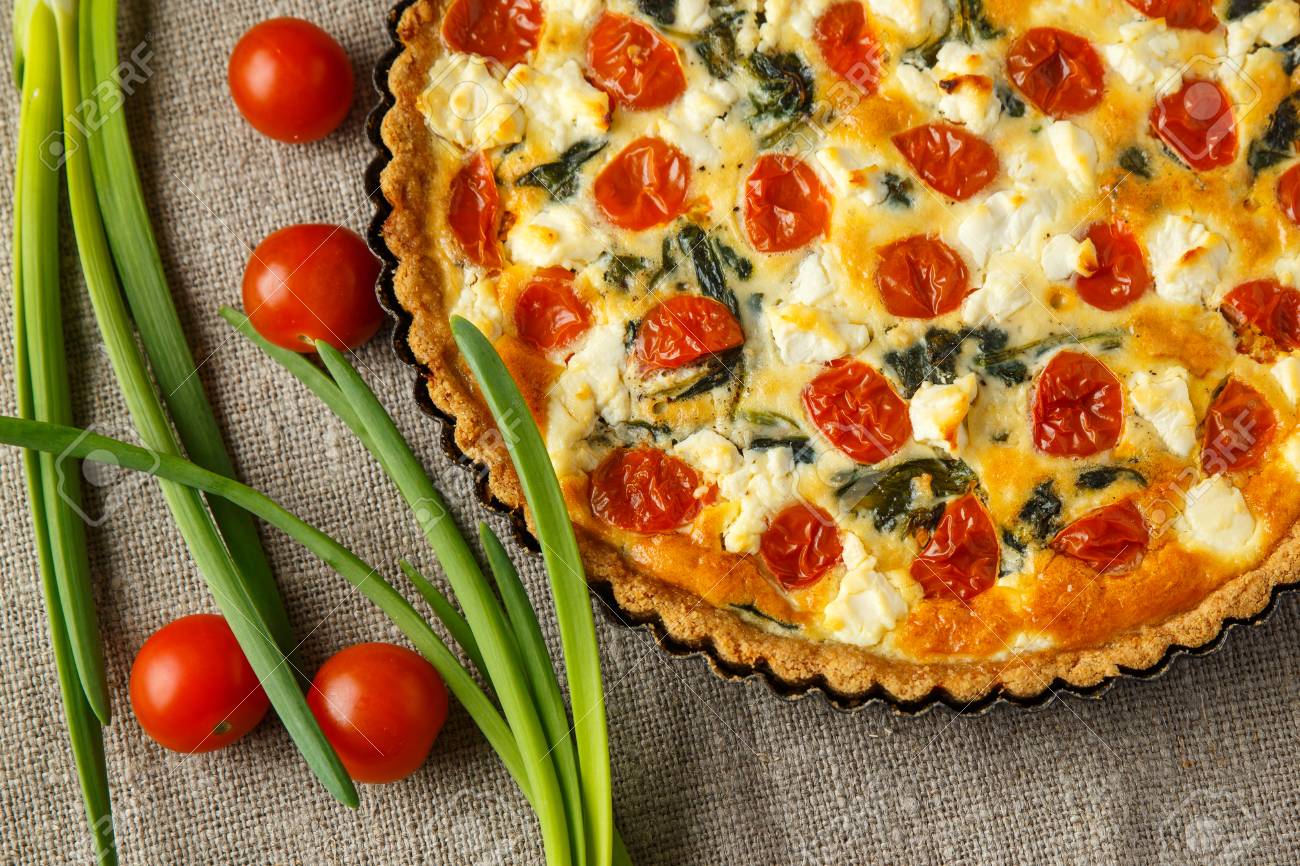 Vegetarisch Hausgemachte Kuchen Quiche Mit Tomaten Spinat Und Feta Kase Lizenzfreie Fotos Bilder Und Stock Fotografie Image 68752282