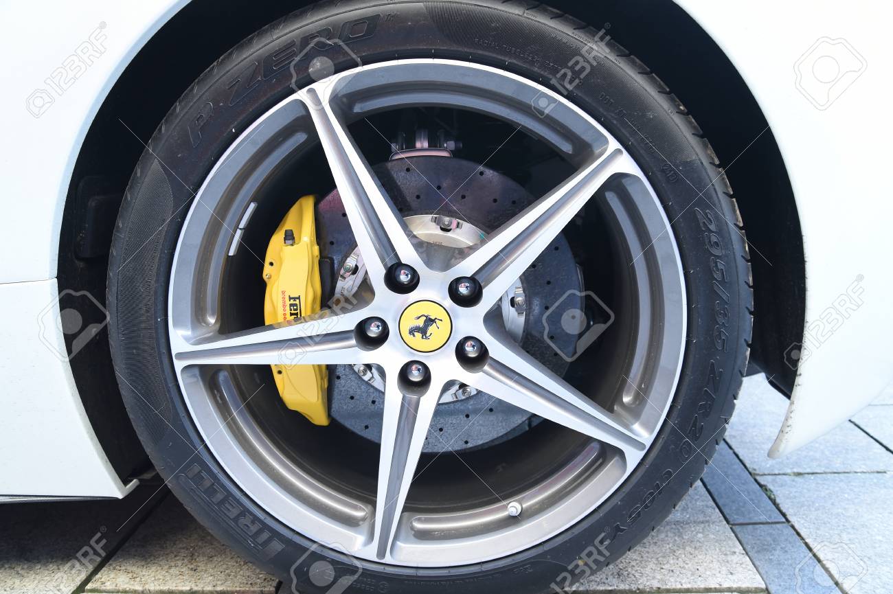 ハンブルク ドイツ 16 年 6 月 14 日 11 年 以来の白いスポーツ車フェラーリ 458 スパイダーのホイール フェラーリは有名な高級自動車ブランド車です の写真素材 画像素材 Image