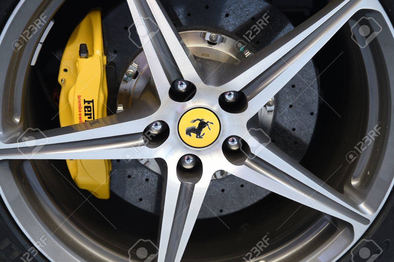 ハンブルク ドイツ 16 年 6 月 14 日 11 年 以来の白いスポーツ車フェラーリ 458 スパイダーのホイール フェラーリは有名な高級自動車ブランド車です の写真素材 画像素材 Image