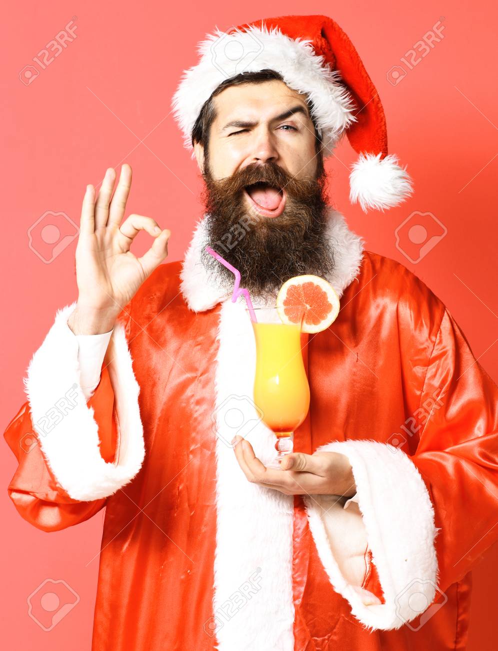 Bonito Homem De Papai Noel Barba Com Barba Longa No Rosto Engracado Segurando Copo De Coquetel Nao Alcoolico Em Natal Ou Xadrez De Xadrez E Chapeu De Ano Novo Mostrando Ok No