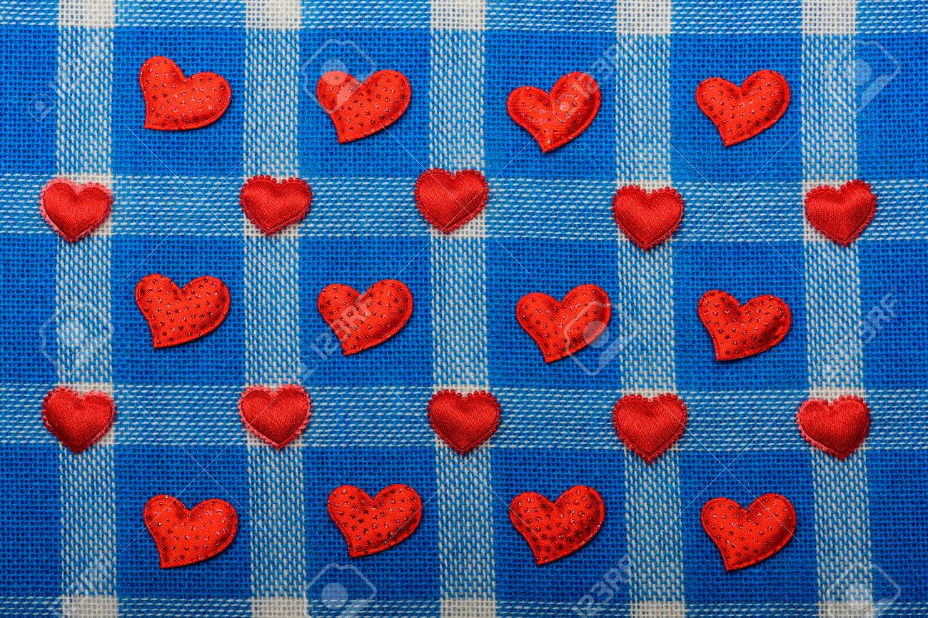 Tecido Xadrez Branco E Azul Ou Pano Xadrez Fundo Com Simbolo De Dia Dos Namorados Pequenos Coracoes Vermelhos Doces Vista Superior Fotos Retratos Imagenes Y Fotografia De Archivo Libres De Derecho Image