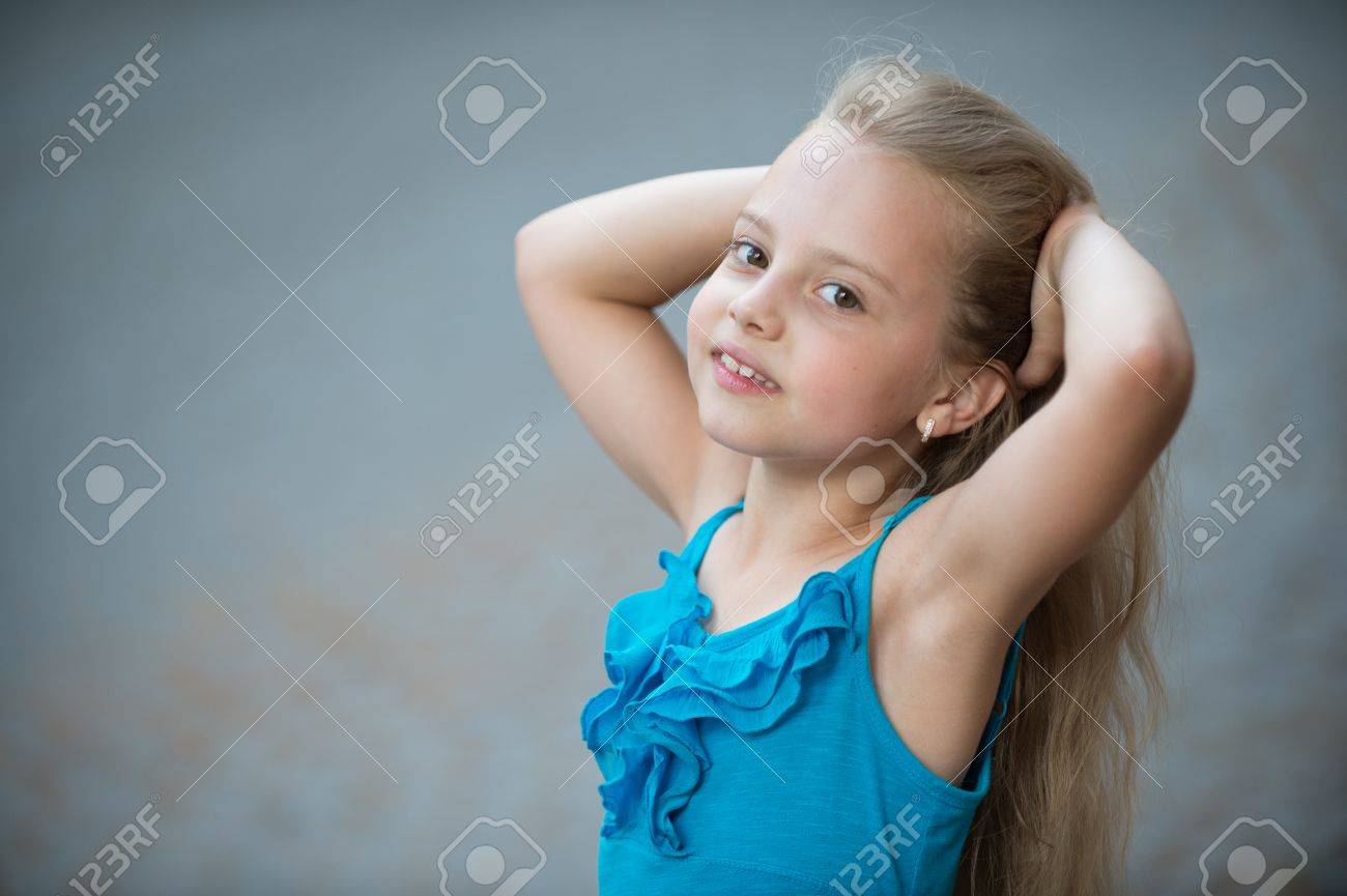 小さな赤ちゃん女の子やかわいいかわいい幸せな子笑顔とブロンドの髪青いドレスの夏 背景をぼかした写真の屋外スペースをコピーします の写真素材 画像素材 Image