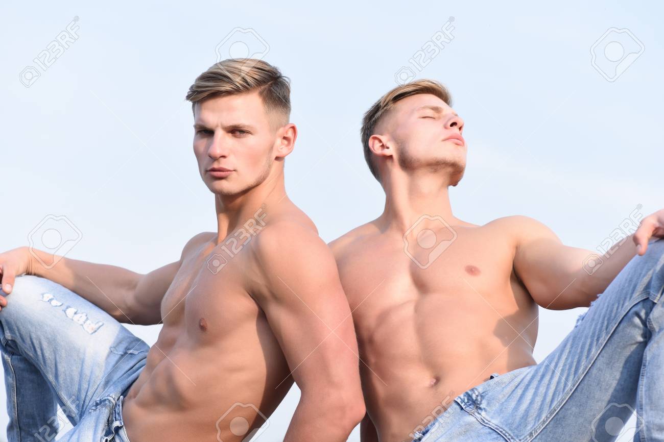 близнецы голые 