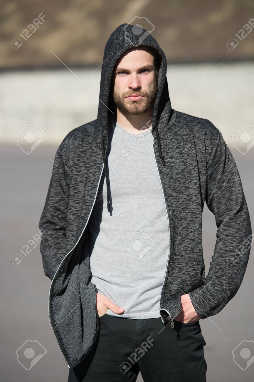 男はスポーツ ファッション 日当たりの良いシャツやジャージ黒パーカーのひげを生やした男モデル背景をぼかした写真の屋外 の写真素材 画像素材 Image 男はスポーツ ファッション 日当たりの良いシャツやジャージ黒パーカーのひげを生やした男モデル背景をぼかした写真の屋外 の写真素材 画像素材 Image