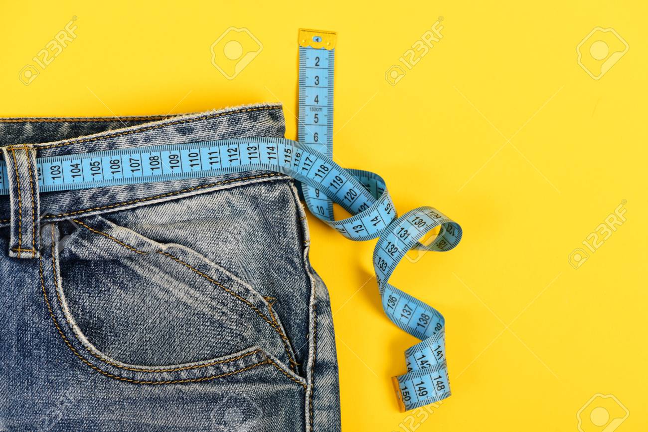 健康的なライフ スタイルとダイエットのコンセプト ベルトの代わりにメジャー テープ ブルー ジーンズ 腰の周りの測定テープとジーンズのクローズ アップ 黄色の背景に分離されたデニムのズボンの上部 の写真素材 画像素材 Image 健康的なライフ スタイルとダイエットのコンセプト ベルトの代わりにメジャー テープ ブルー ジーンズ 腰の周りの測定テープとジーンズのクローズ アップ 黄色の背景に分離されたデニムのズボンの上部 の写真素材 画像素材 Image