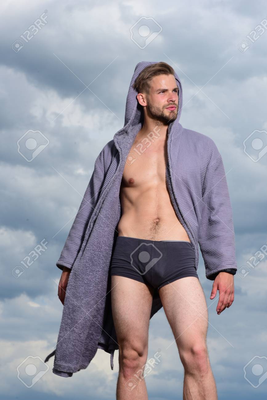 大人のハンサムな男のおしゃれなバスローブ 朝のコンセプトです 空の上のセクシーな若いマッチョ 空を背景にポーズの男性モデル ひげを生やした魅力的な男では 健康的な朝をお楽しみください の写真素材 画像素材 Image