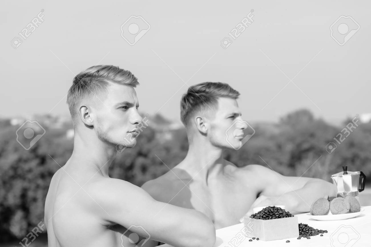 близнецы голые 
