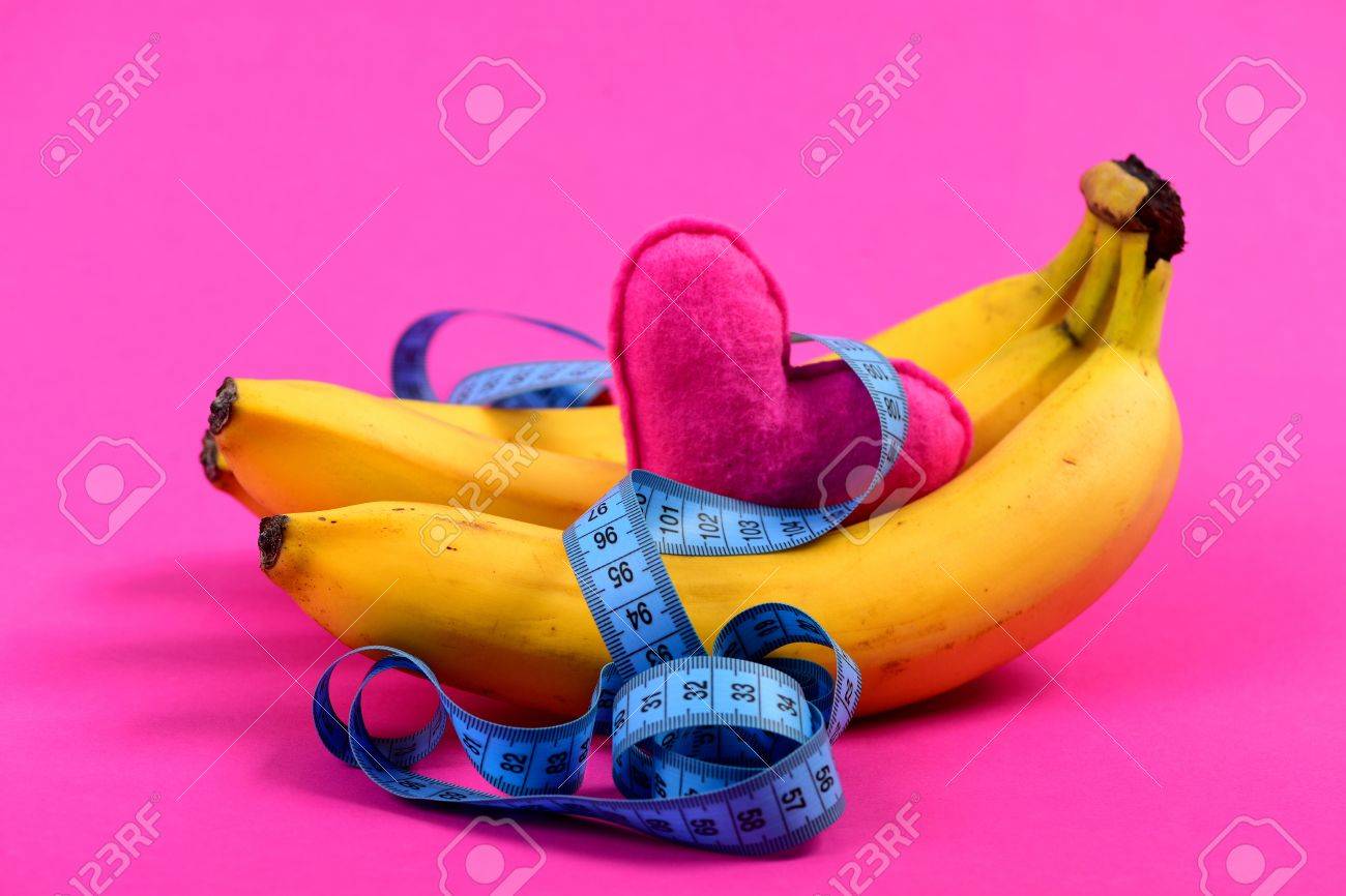 Fruta Con Corazón De Color Rosa Y Cinta Azul Para Medir Aislado En Fondo Rosa Brillante Símbolo De Día De San Valentín Y Dieta De Frutas