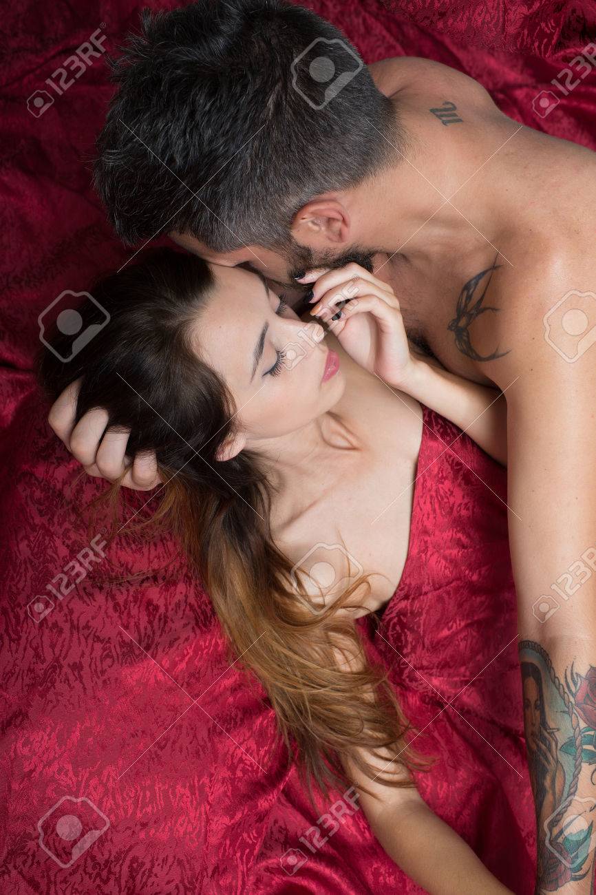Mann Und Frau Mit Halb Bedeckten Körpern. Guy Mit Bart Halten Hübsche Frau, Blick Auf Gesicht. Paar In Der Liebe Liegt Auf Burgundy Blätter Umarmt Mit Geschlossenen Augen 866x1300 Bild Mann Und Frau Mit Halb Bedeckten Körpern. Guy Mit Bart Halten Hübsche Frau, Blick Auf Gesicht. Paar In Der Liebe Liegt Auf Burgundy Blätter Umarmt Mit Geschlossenen Augen Bild Bild